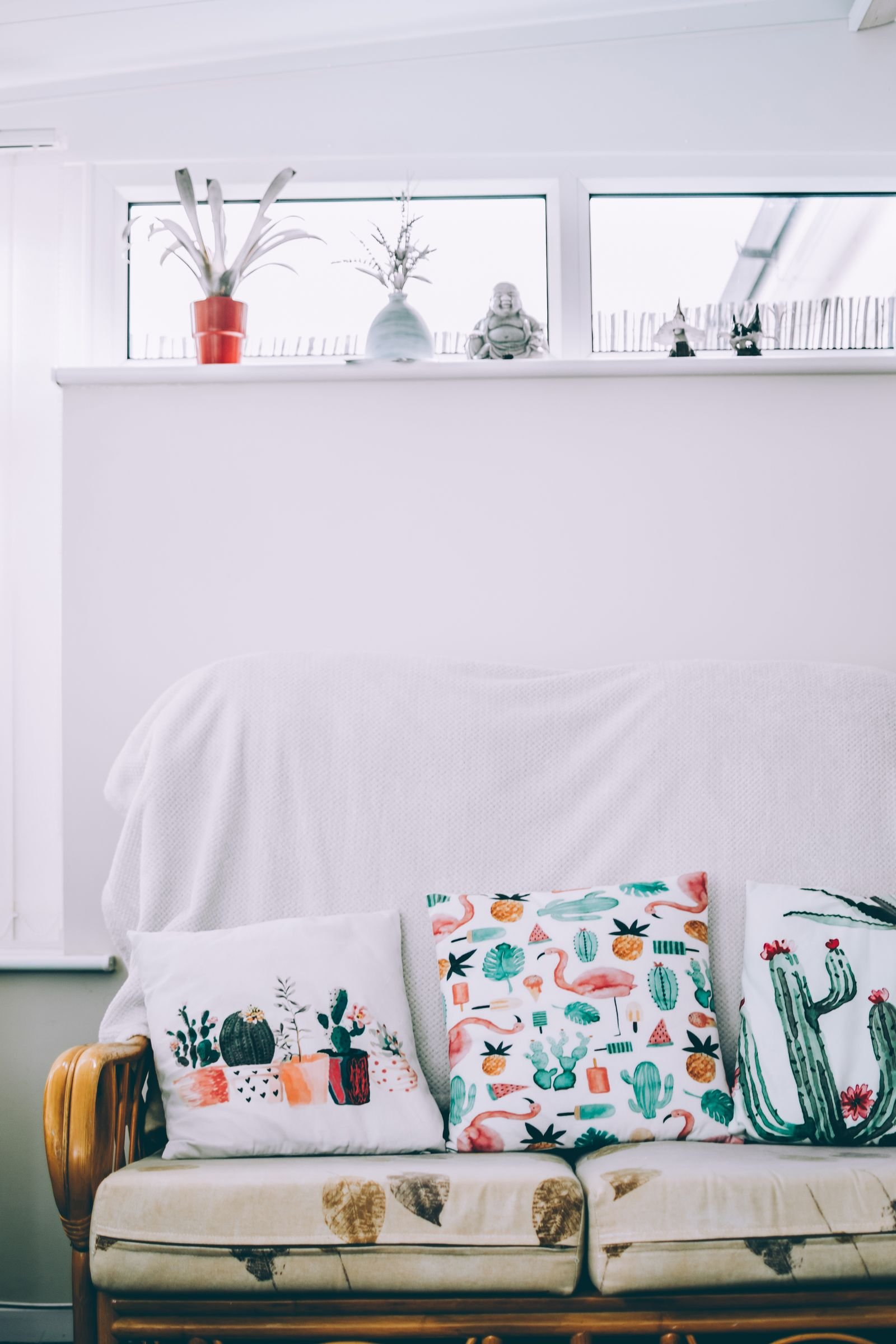 Cosy living room with decorative cushions