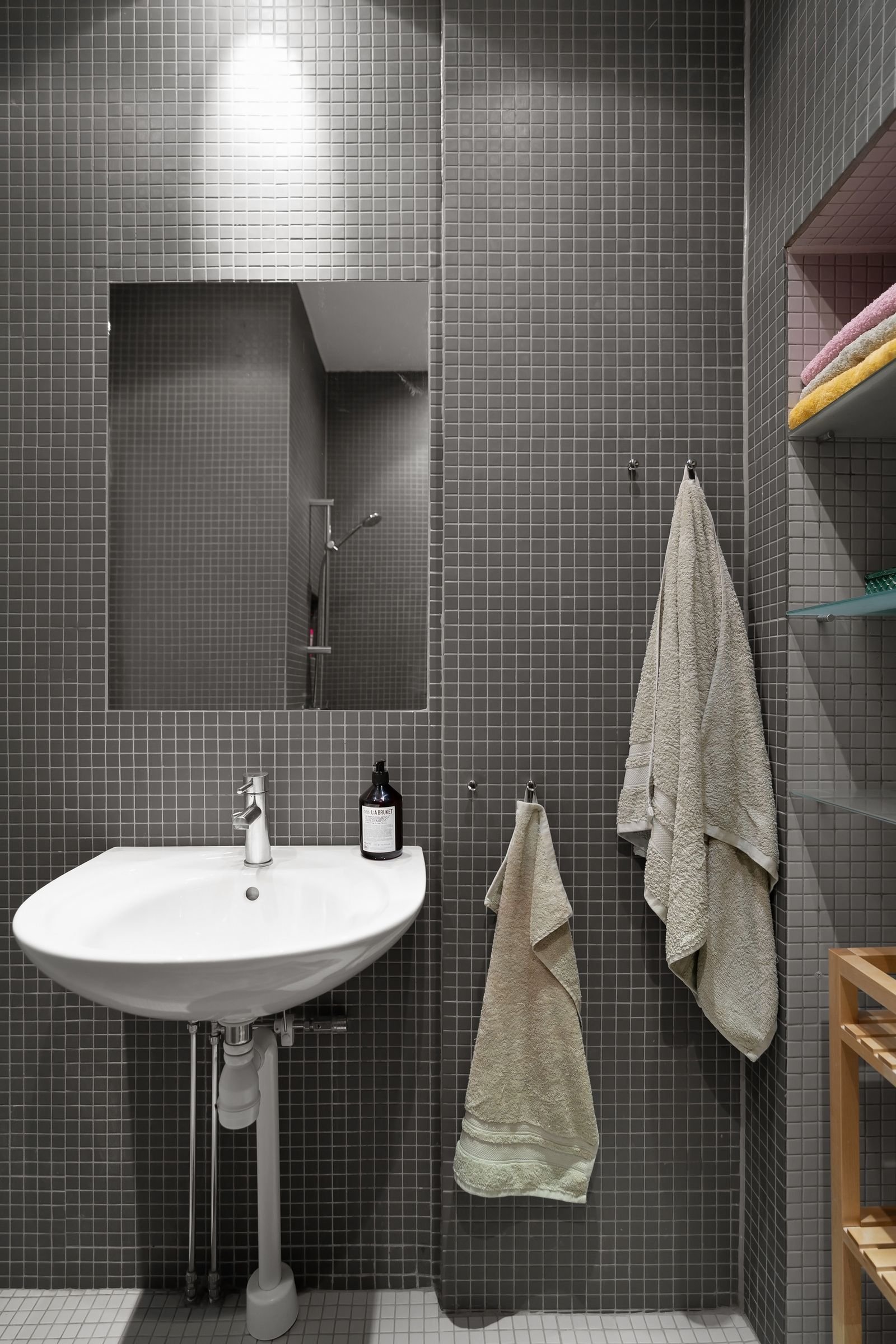 New home essentials checklist: bathroom essentials set